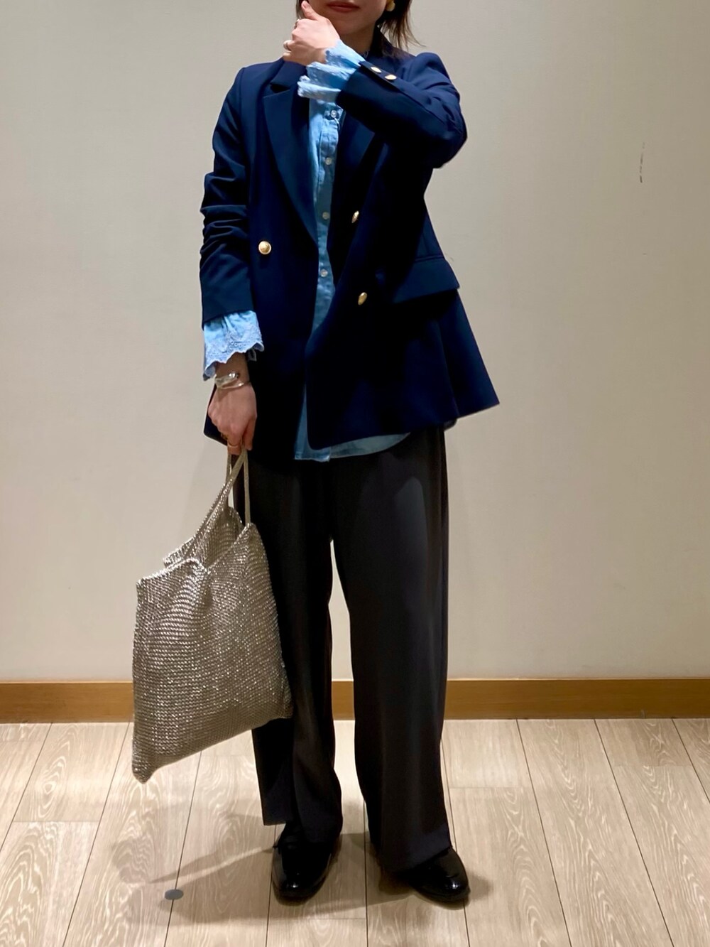 「春コーデ、大人カジュアルコーデ、パンツコーデ、春、30代コーデ、デニム、ブラウス、パンツスタイル、着回しコーデ、レース、ジャケット、ネイビー、ネイビー×グレー、ネイビージャケット、低身長」｜「fredy emueのデニム/無地袖レースバンドカラーブラウス（シャツ/ブラウス、ブルー系）」を使った、ishiさん（レディース・154cm）の春コーディネートの2枚目の写真