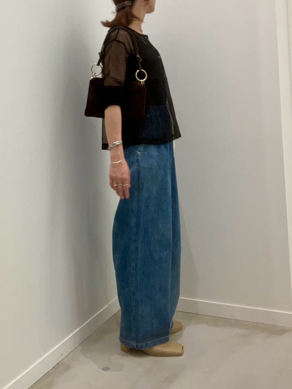 ブラック系のカーディガン/ボレロ、ブルー系のその他パンツ、ブラウン系のショルダーバッグを着用したレディースの夏コーディネートの3枚目の写真