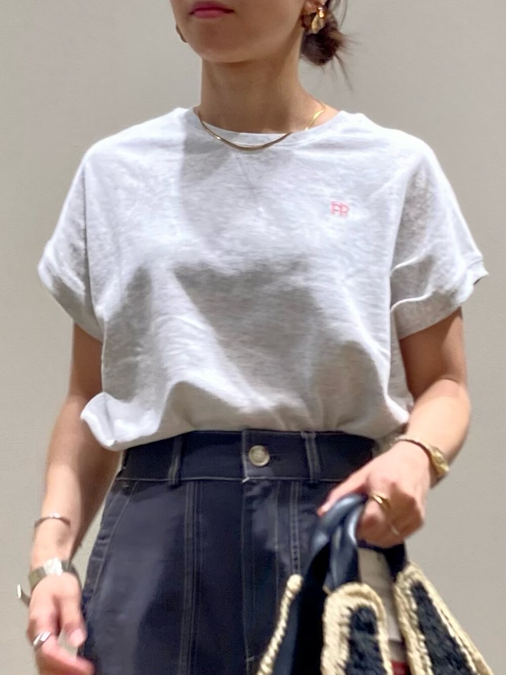 「サンダル、シンプル、休日スタイル、オトナカジュアル、着回しコーデ、スウェット、パンツスタイル、グレー、かごバッグ、夏コーデ、ラクチンコーデ、フレディアンドグロスター、刺繍、ペインターパンツ」｜「fredy emueのコットンラチネペインターパンツ（その他パンツ、グレー系）」を使った、ishiさん（レディース・154cm）の夏コーディネートの9枚目の写真