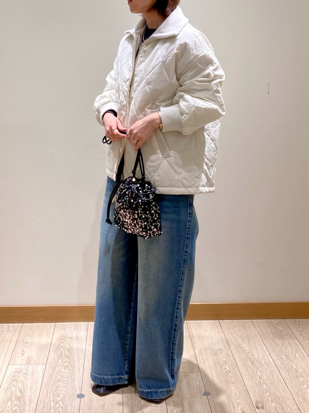 「お出かけコーデ、ラフコーデ、シンプル、サロペット、デニム、キルティング、キルティングブルゾン、春、春コーデ、セール、着回しコーデ、低身長、ホワイト、ブルゾン、リブニット」｜「fredy emueのデニムオールインワン（つなぎ/オールインワン、ブルー系）」を使った、ishiさん（レディース・154cm）の冬コーディネートの7枚目の写真