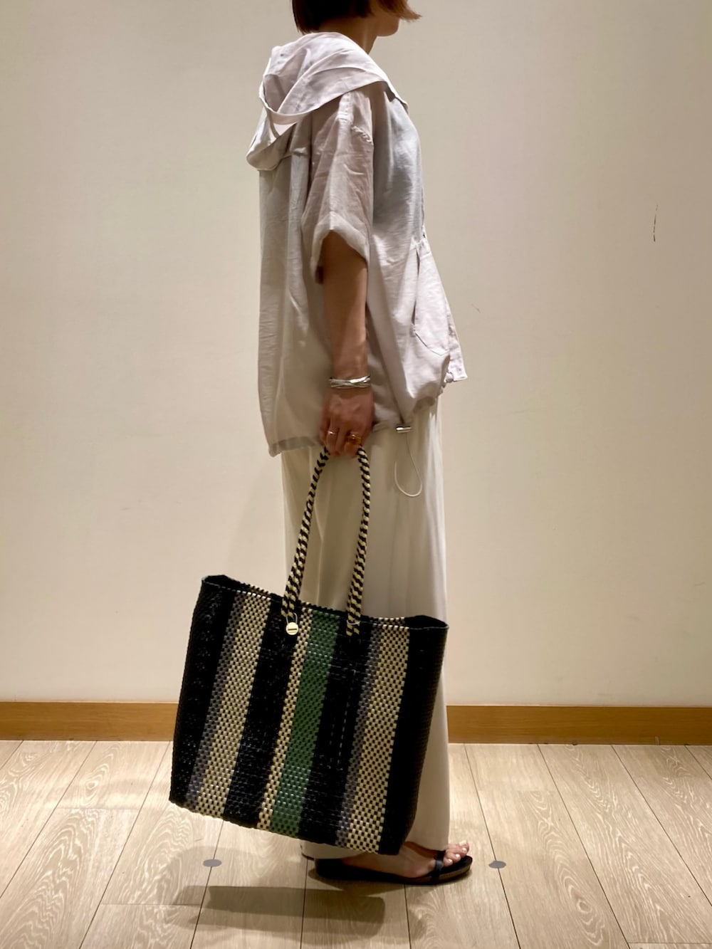 「お出かけコーデ、休日スタイル、シンプルコーデ、夏コーデ、シアートップス、着回しコーデ、メルカドバッグ、ホワイト、白パンツ、パンツスタイル、低身長コーデ、ママコーデ、イージーパンツ、フーディー、サンダルコーデ」｜「fredy emueの【Letra/レトラ】メルカドロングハンドルバッグ M（かごバッグ、ブラック系）」を使った、ishiさん（レディース・154cm）の夏コーディネートの4枚目の写真