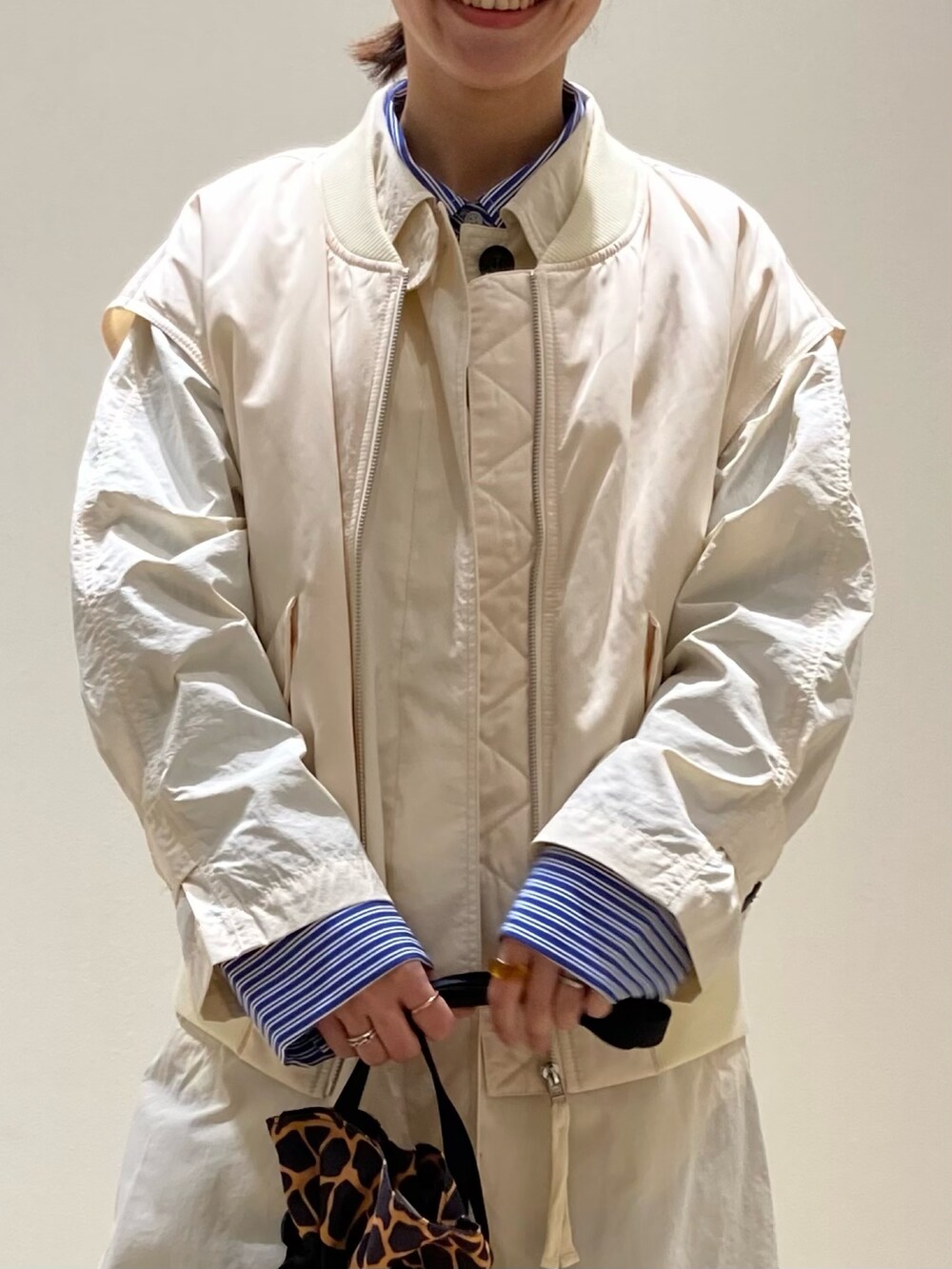 「大人カジュアル、低身長女子、春服、ベスト、スプリングコート、春アウター、ロングコート」｜「fredy emueのMA-1ベスト（ブルゾン、ホワイト系）」を使った、ishiさん（レディース・154cm）の冬コーディネートの2枚目の写真