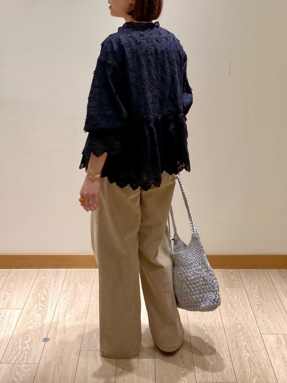 「ワイドパンツ、デニム、お出かけコーデ、低身長コーデ、レイヤードスタイル、シンプルスタイル、夏ファッション、カジュアルスタイル、パンツコーデ、春夏コーデ、ブラックコーデ、パンツスタイル、デニムパンツ、レース、ベージュ」｜「fredy emueのブリーチデニム５ポケイージーパンツ（デニムパンツ、ベージュ系）」を使った、ishiさん（レディース・154cm）の春コーディネートの5枚目の写真