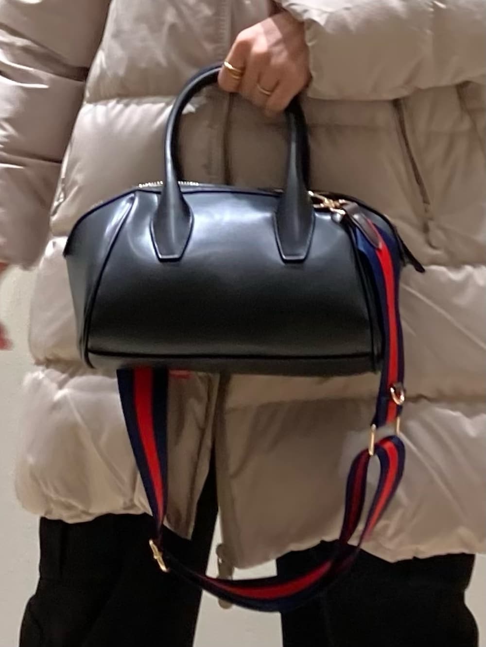 ベージュ系のダウンジャケット/コート、ブラック系のカーゴパンツ、ブラック系のブーツを着用したレディースの冬コーディネートの4枚目の写真