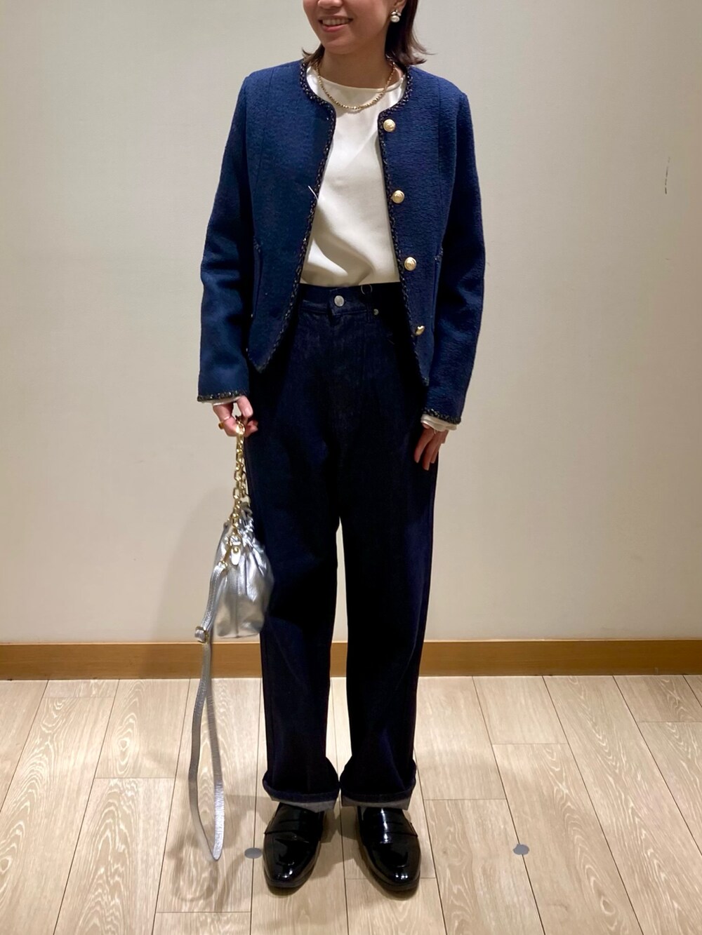 シルバー系のショルダーバッグ、ブルー系のノーカラージャケット、ホワイト系のシャツ/ブラウスを着用したレディースの春コーディネートの8枚目の写真