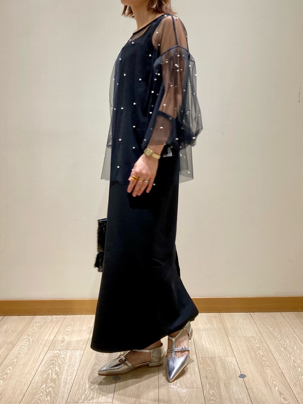 ブラック系のワンピース、ブラック系のTシャツ/カットソー、ブラック系のハンドバッグを着用したレディースの秋コーディネートの6枚目の写真