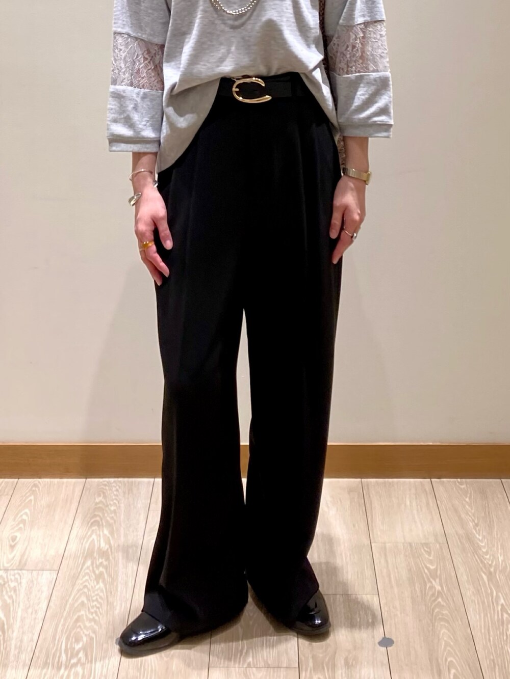「大人カジュアル、お出かけコーデ、春夏コーデ、シンプルコーデ、オトナカジュアル、春、ブラック、レース、プルオーバー、カットソー、グレー、バッグ、パンツスタイル、着回しコーデ、低身長」|「fredy emueのCバックルベルト(ベルト、ブラック系)」を使った、ishiさん(レディース・154cm)の春コーディネートの10枚目の写真
