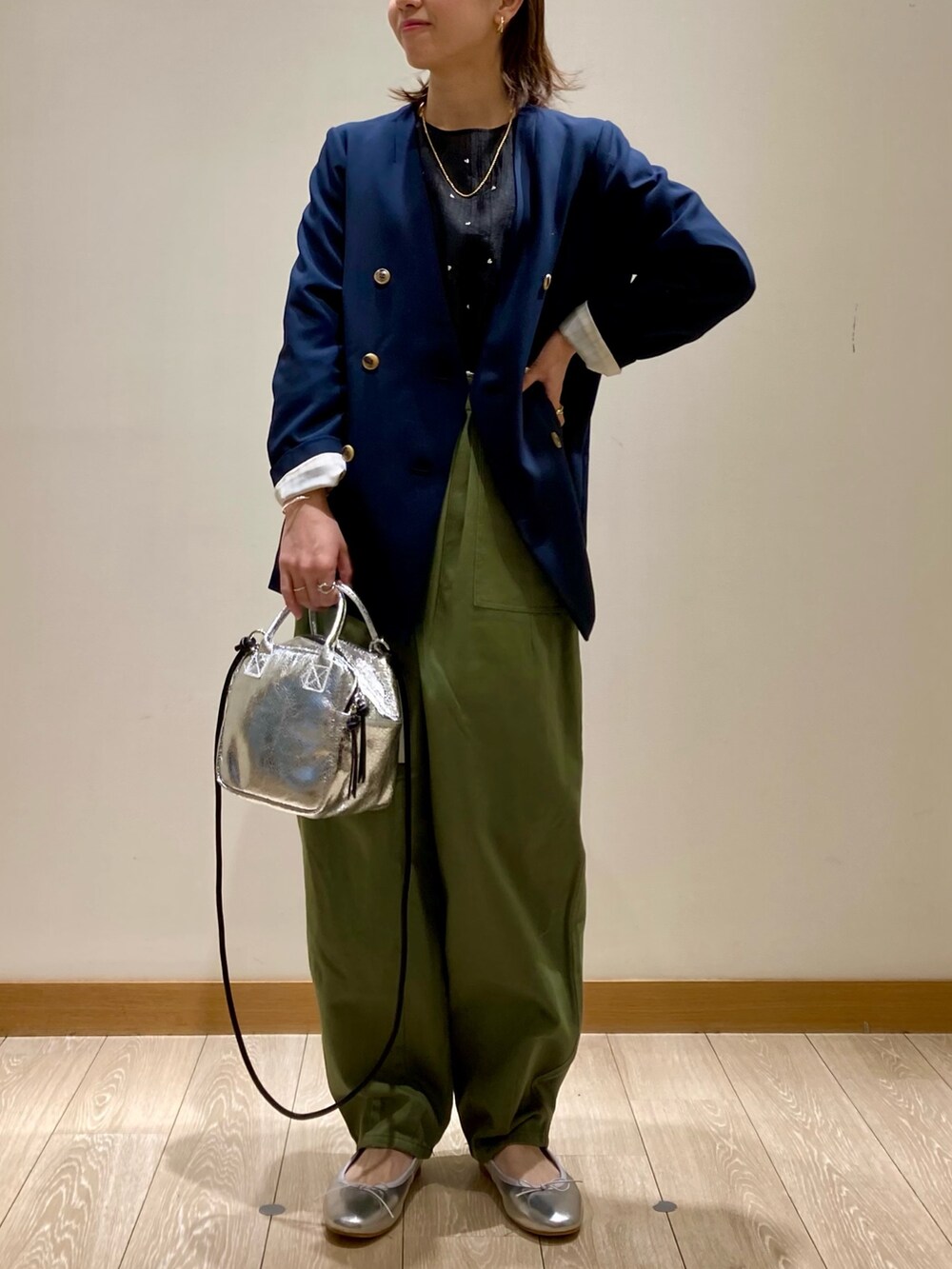 グリーン系のその他パンツ、シルバー系のバレエシューズ、シルバー系のショルダーバッグを着用したレディースの春コーディネートの2枚目の写真