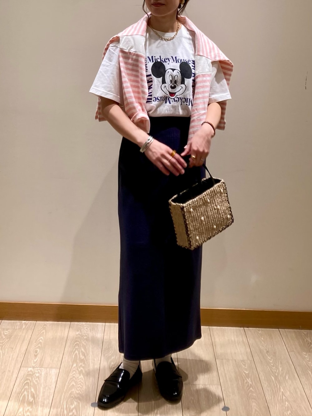 「春色、休日スタイル、ボーダー、お出かけコーデ、ボーダートップス、タイトスカート、ミッキー、スカート、Tシャツ、着回しコーデ、ピンク、かごバッグ、ディズニー、GOOD ROCK SPEED、オトナカジュアル」|「fredy emueのブークレ―ナロースカート(スカート、ブルー系)」を使った、ishiさん(レディース・154cm)の春コーディネートの8枚目の写真