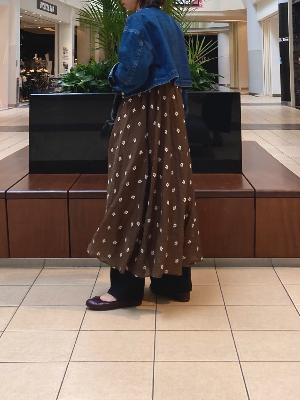 「秋服準備はじめました、ワンピース、ブラウン、休日コーデ、秋、オトナカジュアル、ママファッション、デニム、ブルゾン、刺繍、ワイドパンツ」｜「fredy emueのシアー楊柳刺繍前開きワンピース（ぺチOP付き）（ワンピース、ブラウン系）」を使った、ishiさん（レディース・154cm）の夏コーディネートの3枚目の写真