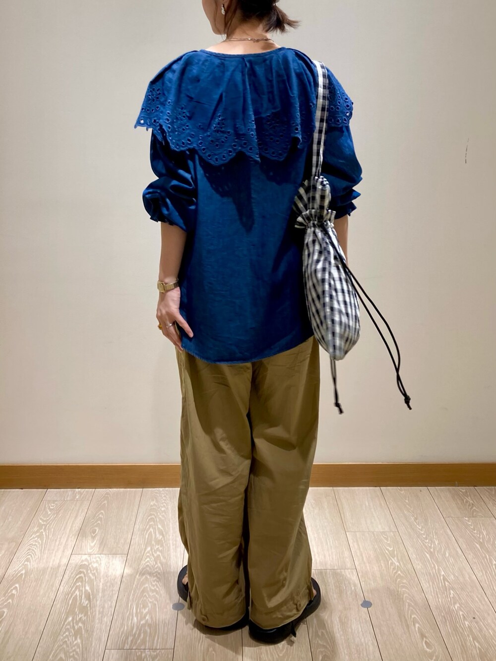 ブルー系のシャツ/ブラウス、ベージュ系のその他パンツ、ホワイト系のトートバッグを着用したレディースの夏コーディネートの5枚目の写真