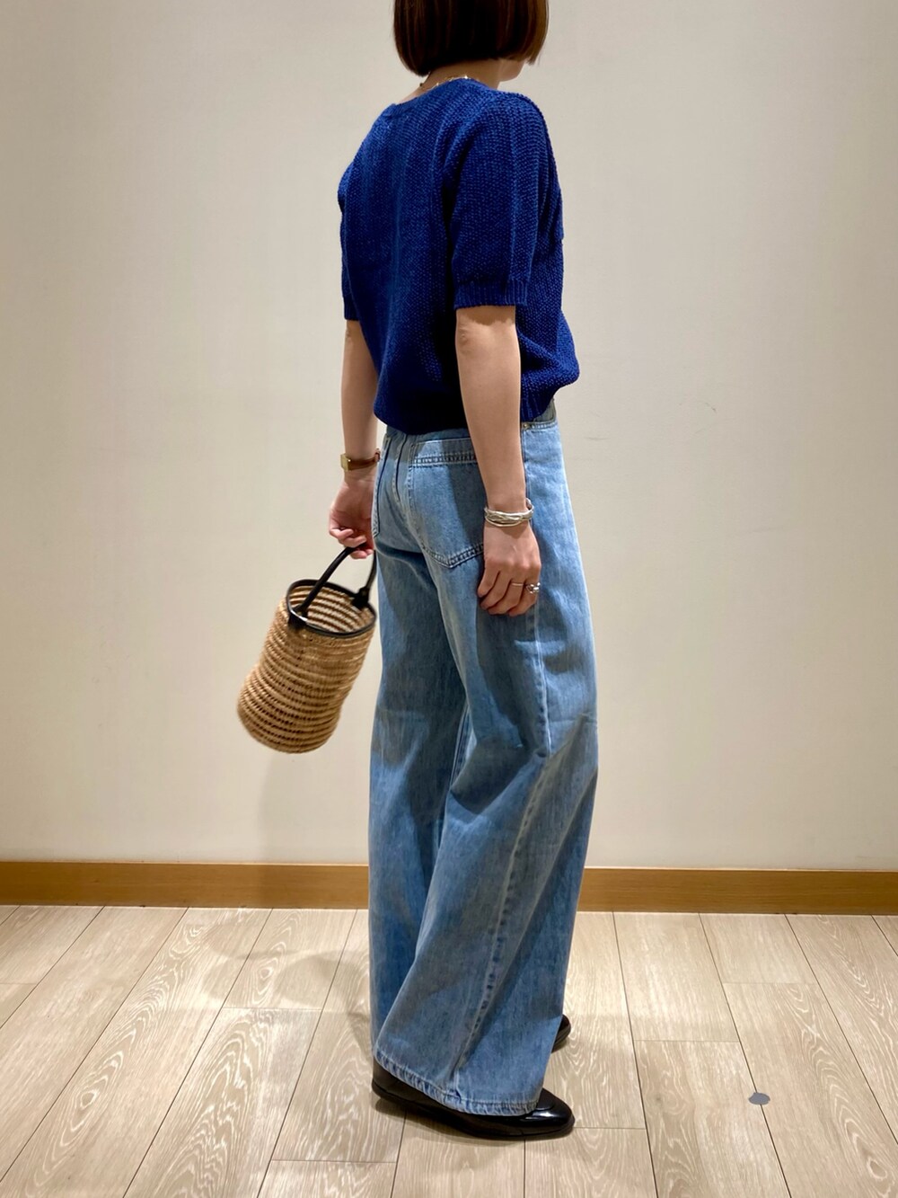 「ワイドパンツ、シンプルコーデ、きれいめカジュアル、休日スタイル、デニム、お出かけコーデ、低身長コーデ、デートコーデ、オトナカジュアル、大人ファッション、楽チンコーデ、春服、パンツスタイル、カーディガン、サマーニット」｜「fredy emueのドロストセミワイドデニムパンツ（デニムパンツ、ブルー系）」を使った、ishiさん（レディース・154cm）の春コーディネートの5枚目の写真
