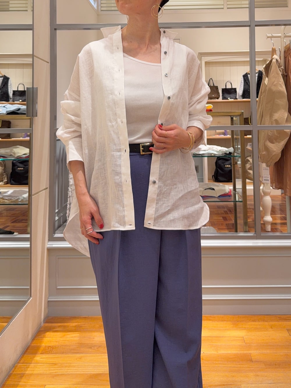 ホワイト系のシャツ/ブラウス、ブルー系のその他パンツ、ホワイト系のタンクトップを着用したレディースの春コーディネートの7枚目の写真