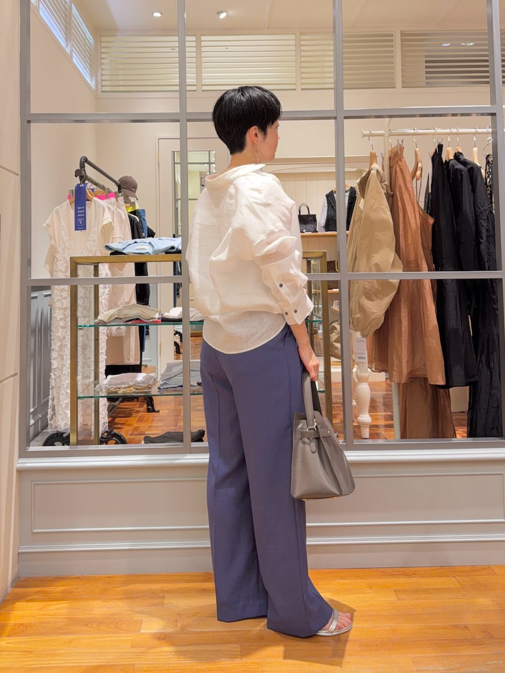 ホワイト系のシャツ/ブラウス、ブルー系のその他パンツ、ホワイト系のタンクトップを着用したレディースの春コーディネートの3枚目の写真