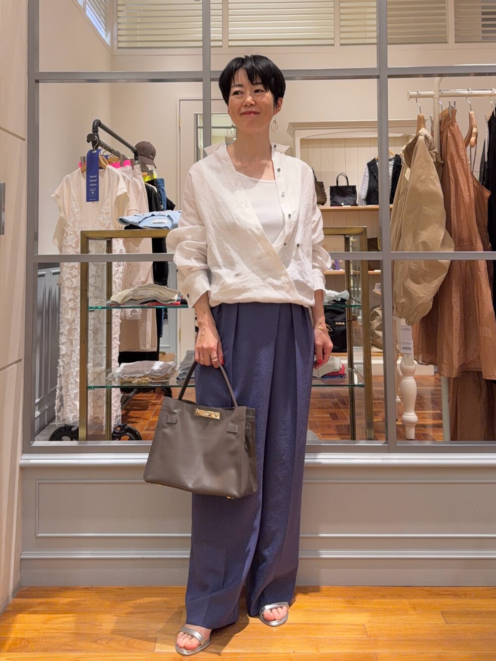 ホワイト系のシャツ/ブラウス、ブルー系のその他パンツ、ホワイト系のタンクトップを着用したレディースの春コーディネートの5枚目の写真