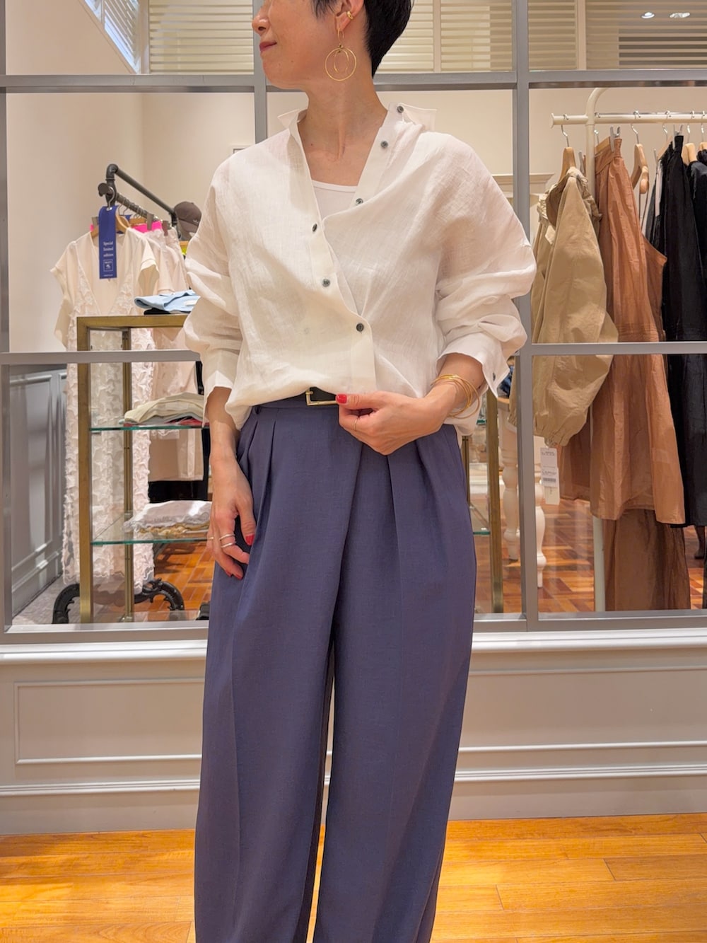 ホワイト系のシャツ/ブラウス、ブルー系のその他パンツ、ホワイト系のタンクトップを着用したレディースの春コーディネートの4枚目の写真