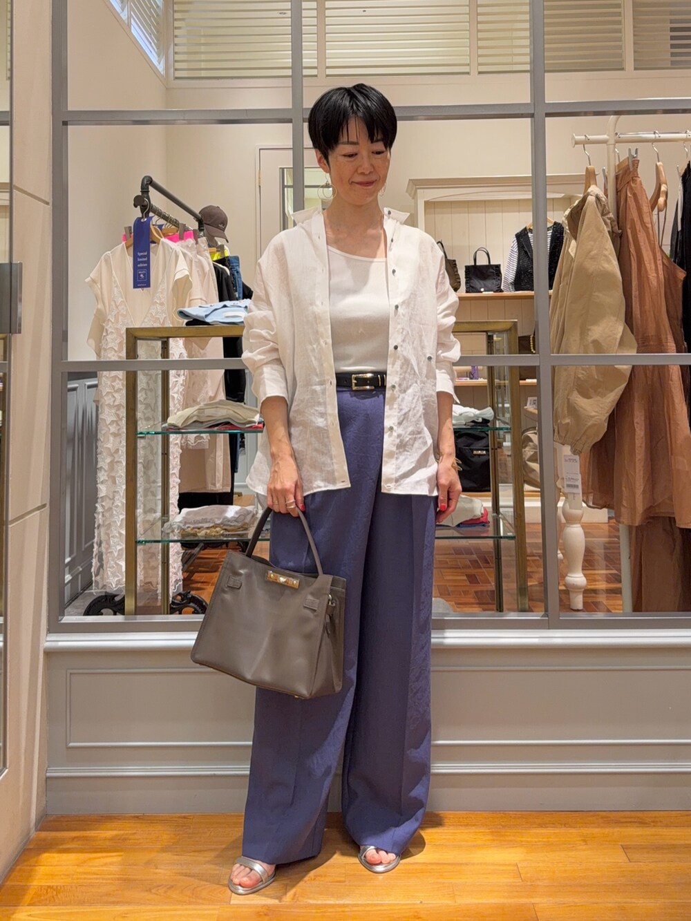 ホワイト系のシャツ/ブラウス、ブルー系のその他パンツ、ホワイト系のタンクトップを着用したレディースの春コーディネートの6枚目の写真