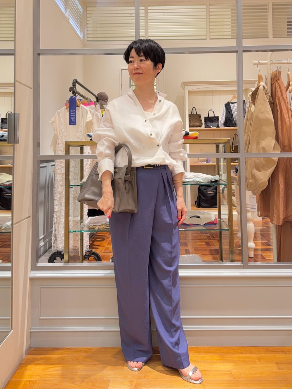 ホワイト系のシャツ/ブラウス、ブルー系のその他パンツ、ホワイト系のタンクトップを着用したレディースの春コーディネートの2枚目の写真