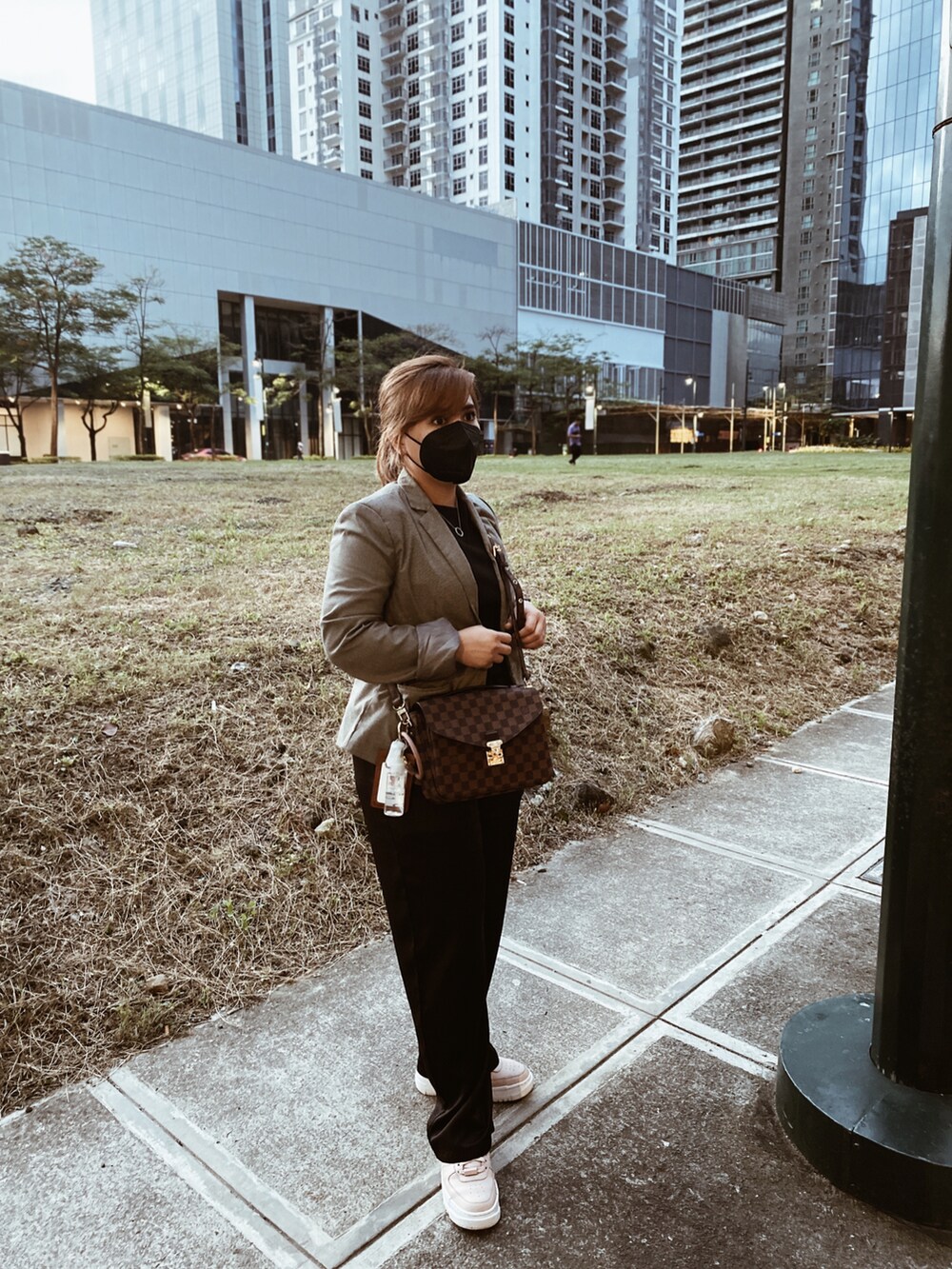 「birthday、ootd、STYLE、WORKWEAR、work、work style、NIKE、UNIQLO、Suzy Shier、coat、silk、chic、pandora、CASIO、LouisVuitton」｜「SUZY SHIERのアイテム（その他アウター、ブラック系）」を使った、Eunice Anne Peñalaさん（レディース・152cm）の冬コーディネートの2枚目の写真