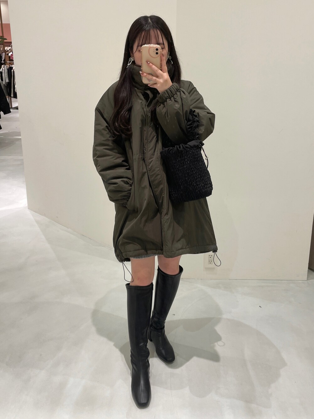 「カジュアルコーデ、シンプルコーデ、大人女子、楽チンコーデ、おでかけコーデ、オトナカジュアル、大人かわいい、Discoat、ミイノシフク、イエベ、ロングブーツ、ワントーンコーデ」｜「DISCOATの機能中綿ミリタリーコート（ジャケット/アウター、グリーン系）」を使った、みいさん（レディース・157cm）の冬コーディネートの3枚目の写真