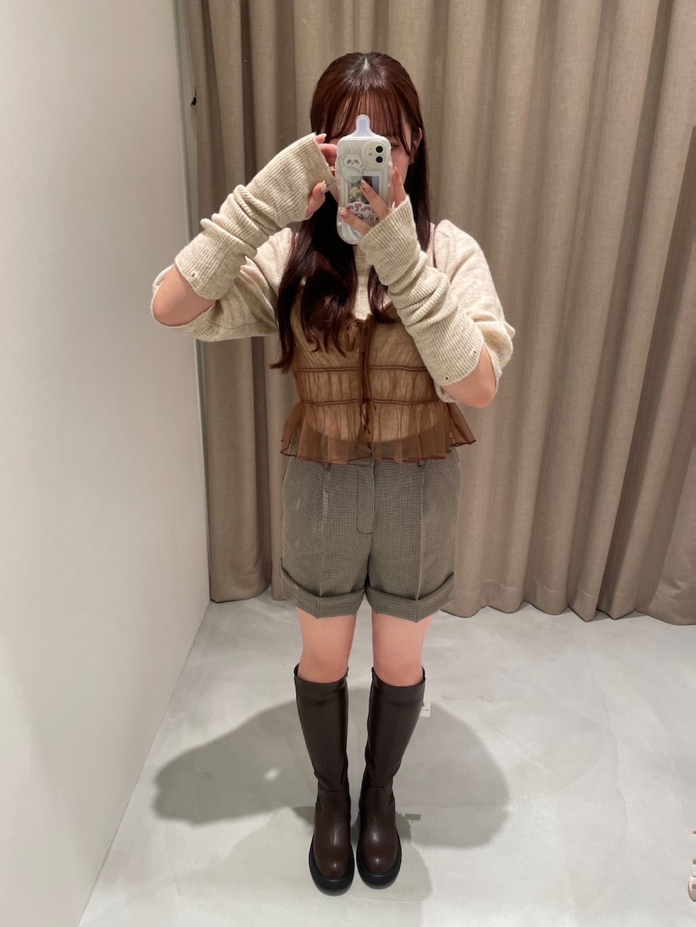 ブラウン系のキャミソール、ブラウン系のブーツを着用したレディースの冬コーディネートの3枚目の写真