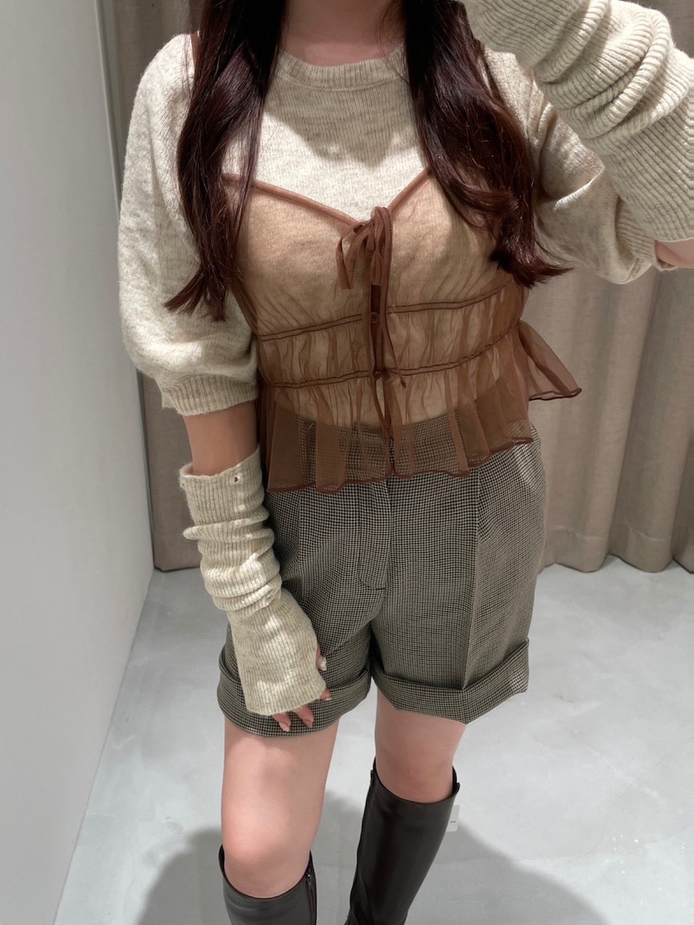 ブラウン系のキャミソール、ブラウン系のブーツを着用したレディースの冬コーディネートの2枚目の写真