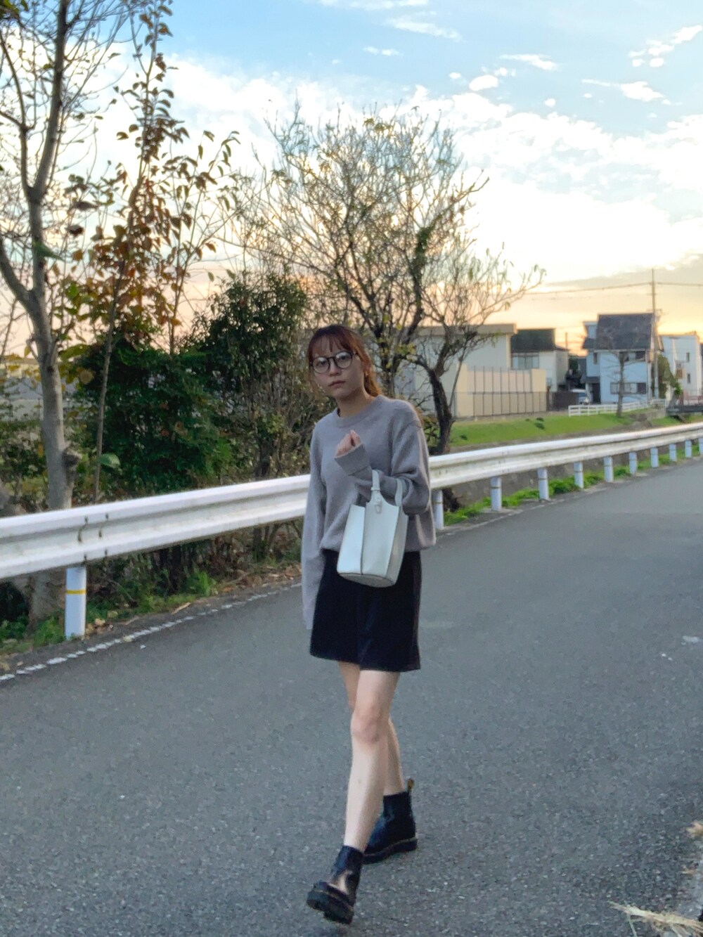 イエロー系のブーツ、ベージュ系のニット/セーターを着用したレディースの秋コーディネートの2枚目の写真