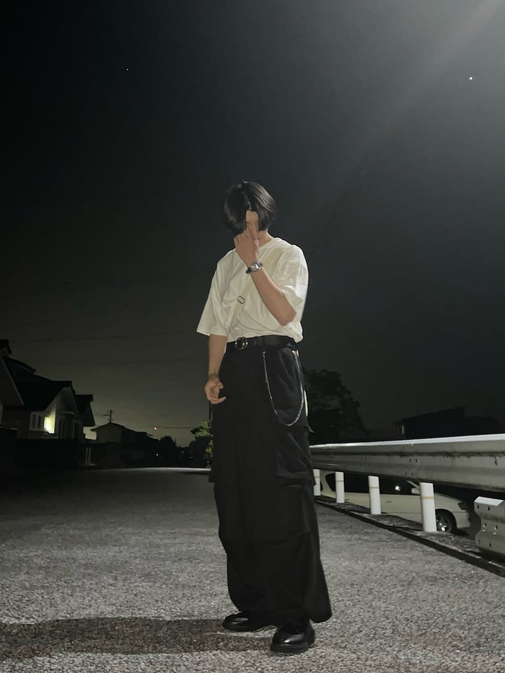 ブラック系のカーゴパンツを着用したメンズの夏コーディネートの2枚目の写真