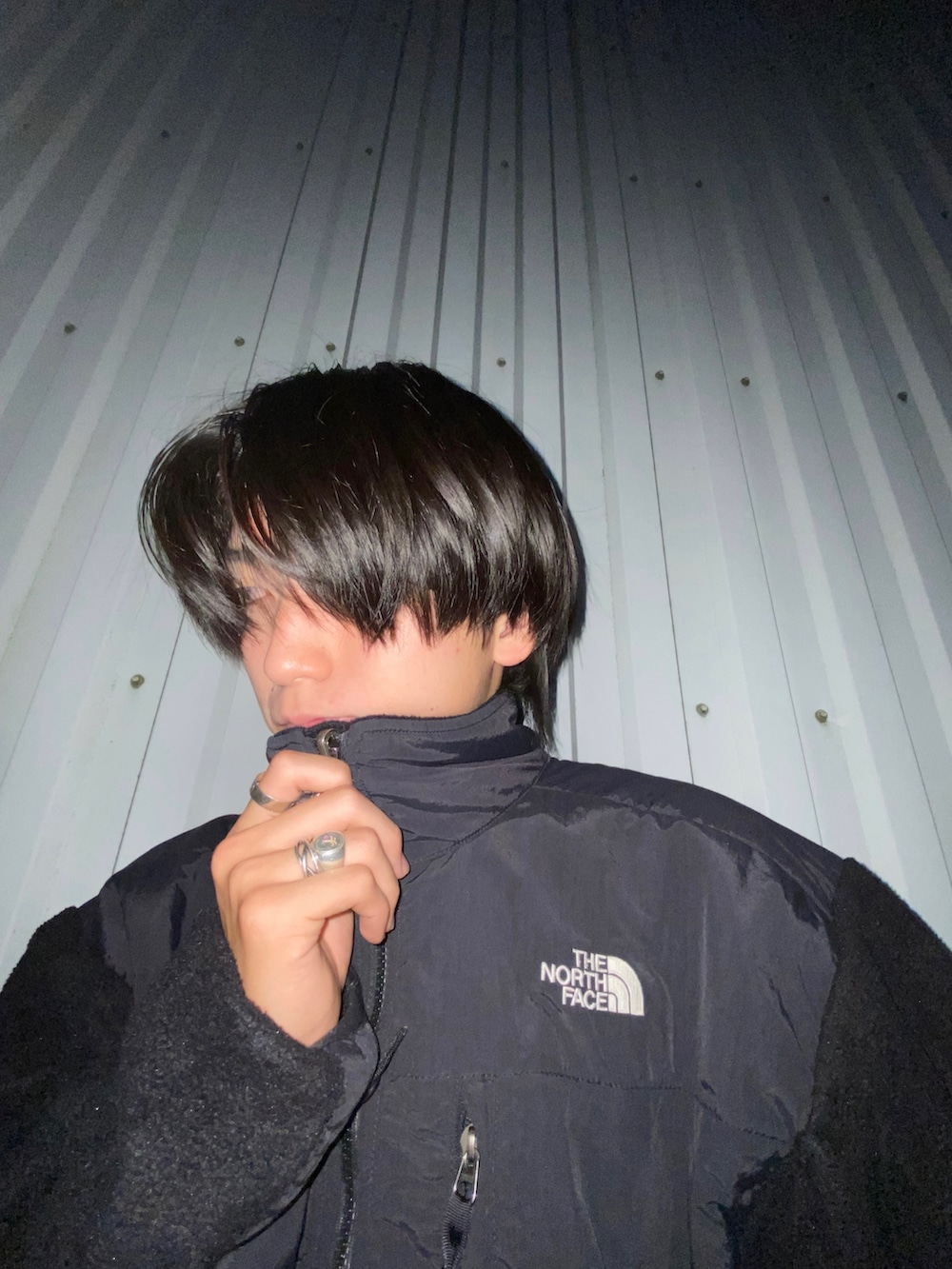 ブラック系のその他アウター、ブラック系のデニムパンツを着用したメンズの冬コーディネートの4枚目の写真