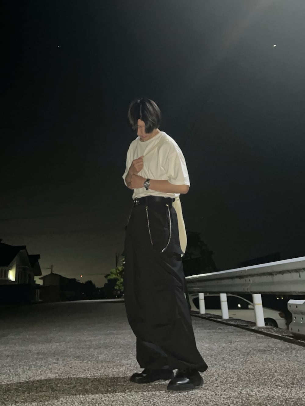 ブラック系のカーゴパンツを着用したメンズの夏コーディネートの3枚目の写真