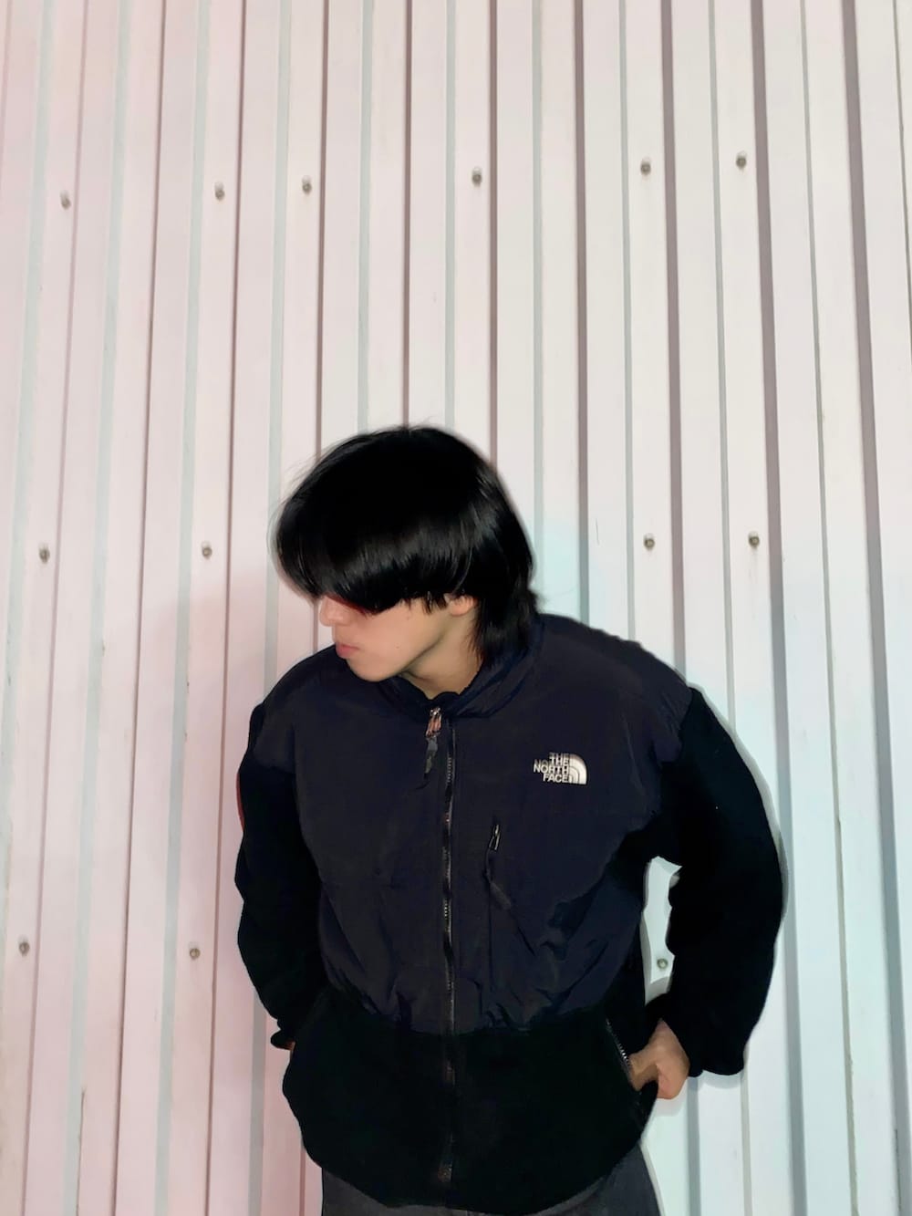 ブラック系のその他アウター、ブラック系のデニムパンツを着用したメンズの冬コーディネートの3枚目の写真