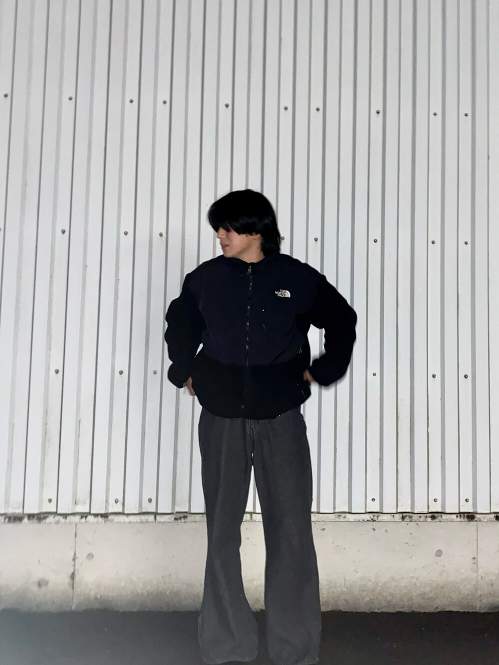 ブラック系のその他アウター、ブラック系のデニムパンツを着用したメンズの冬コーディネートの2枚目の写真