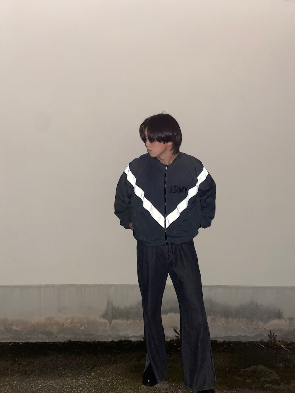 ブラック系のデニムパンツ、ブラック系のナイロンジャケットを着用したメンズの冬コーディネートの3枚目の写真