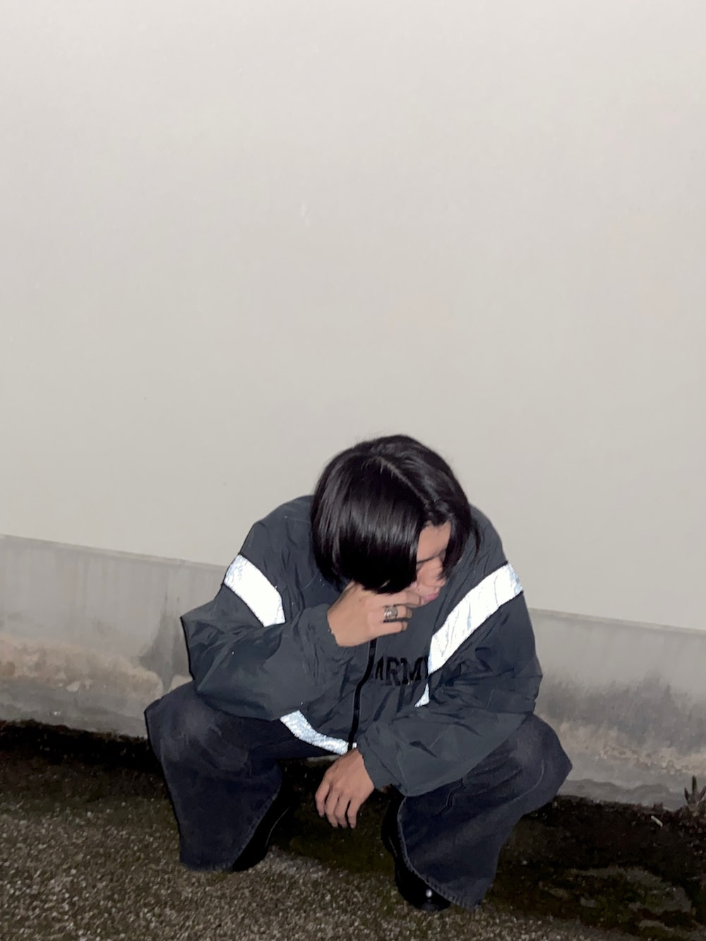 ブラック系のデニムパンツ、ブラック系のナイロンジャケットを着用したメンズの冬コーディネートの2枚目の写真