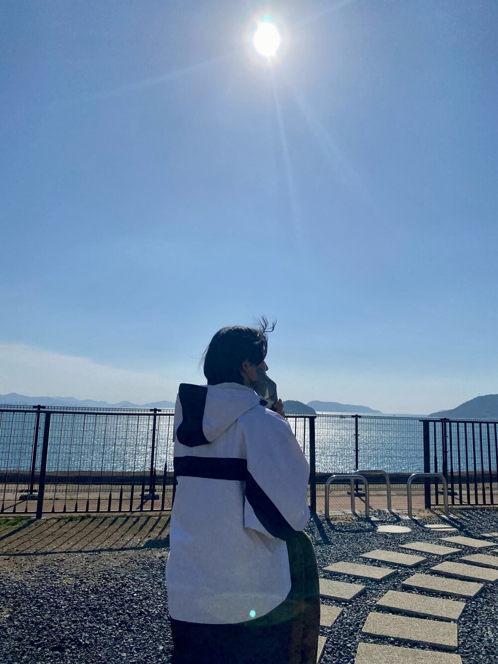 ブラウン系のスラックスを着用したメンズの春コーディネートの4枚目の写真