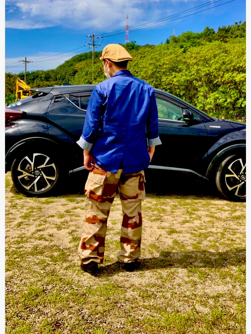 ブルー系のカバーオール、ブラック系のTシャツ/カットソー、その他のパンツを着用したメンズの秋コーディネートの2枚目の写真