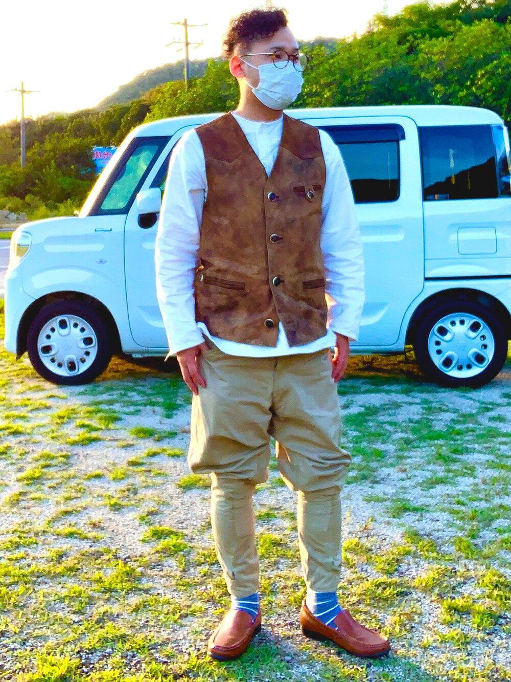 ブラウン系のベスト、グリーン系のバッグ、ベージュ系のその他パンツを着用したメンズの秋コーディネートの2枚目の写真