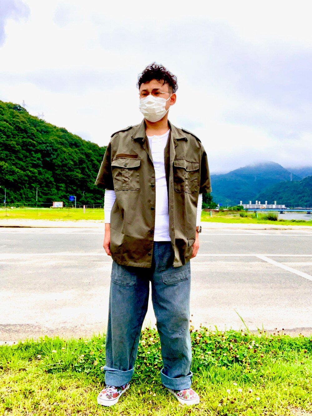 グリーン系のシャツ/ブラウス、ホワイト系のTシャツ/カットソー、グリーン系のカーゴパンツを着用したメンズの夏コーディネートの2枚目の写真