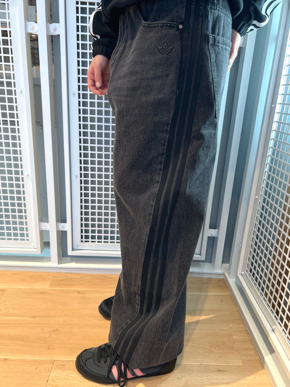 ブラック系のジャージ、ブラック系のその他パンツ、ブラック系のスニーカーを着用したレディースの冬コーディネートの3枚目の写真