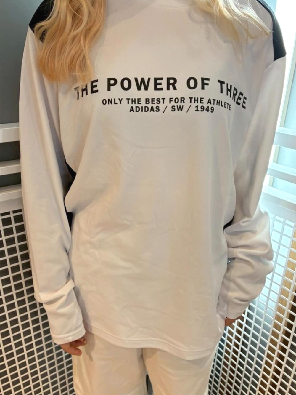 ホワイト系のTシャツ/カットソー、ホワイト系のデニムパンツ、ホワイト系のスニーカーを着用したレディースの秋コーディネートの2枚目の写真