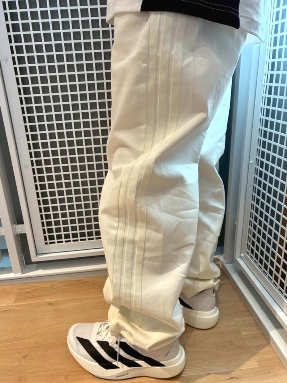 ホワイト系のTシャツ/カットソー、ホワイト系のデニムパンツ、ホワイト系のスニーカーを着用したレディースの秋コーディネートの3枚目の写真