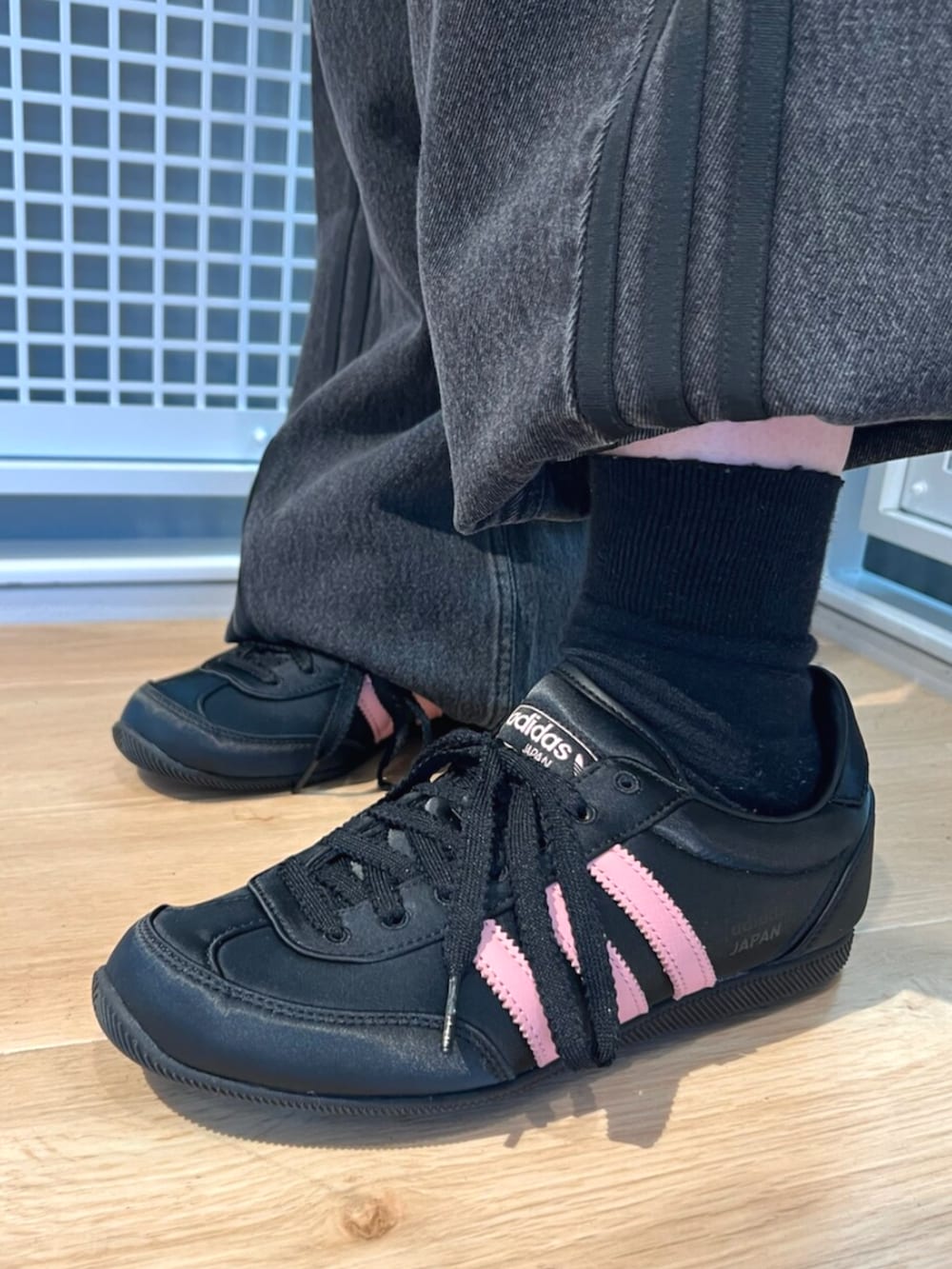 ブラック系のジャージ、ブラック系のその他パンツ、ブラック系のスニーカーを着用したレディースの冬コーディネートの4枚目の写真