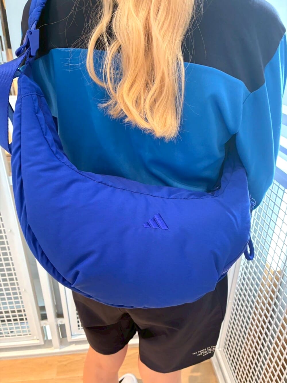 ホワイト系のスニーカー、ブラック系のその他パンツ、ブルー系のTシャツ/カットソーを着用したレディースの秋コーディネートの3枚目の写真