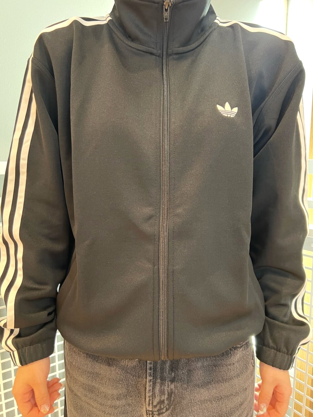 ブラック系のジャージ、ブラック系のその他パンツ、ブラック系のスニーカーを着用したレディースの冬コーディネートの2枚目の写真