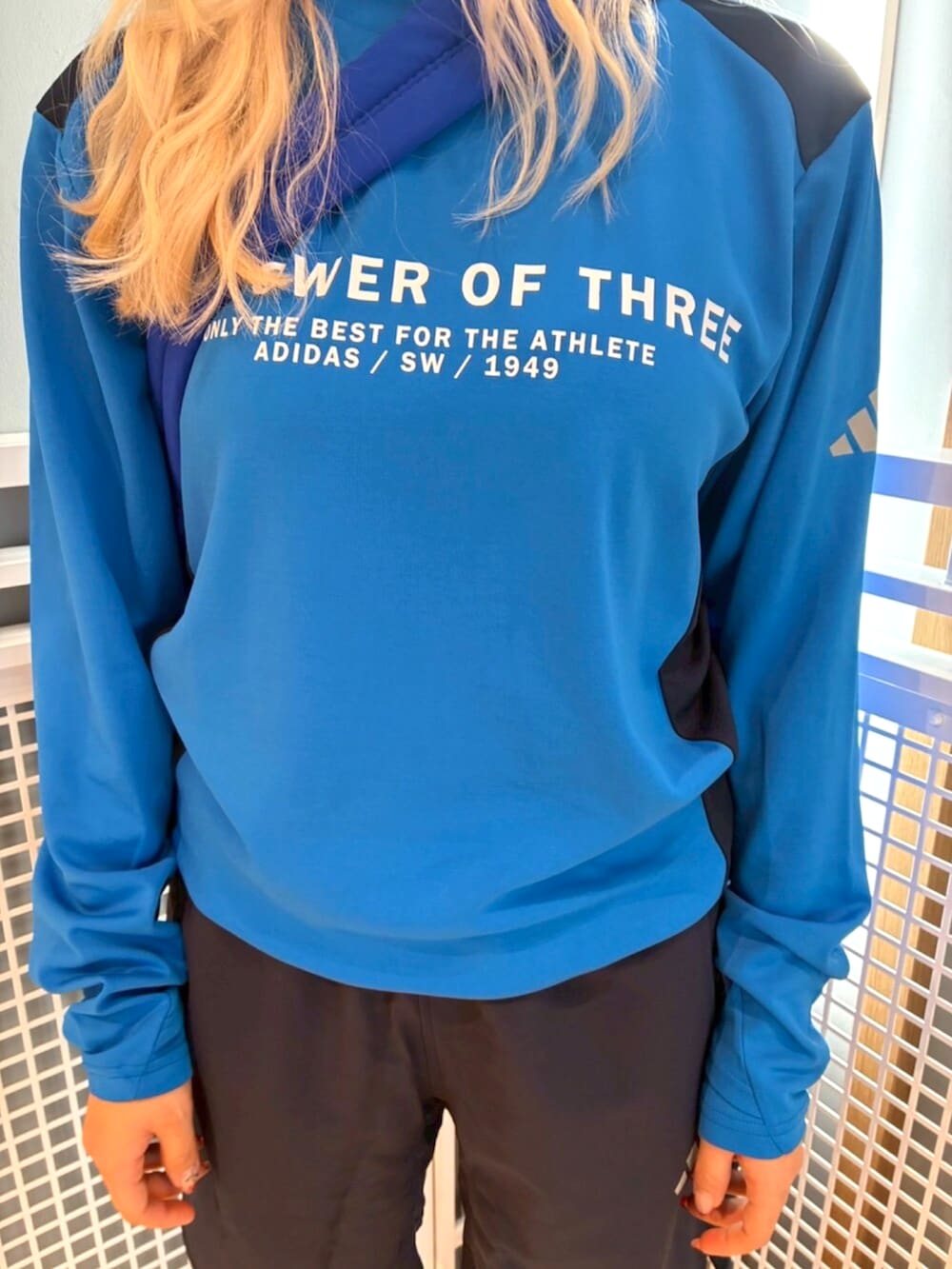 ホワイト系のスニーカー、ブラック系のその他パンツ、ブルー系のTシャツ/カットソーを着用したレディースの秋コーディネートの2枚目の写真