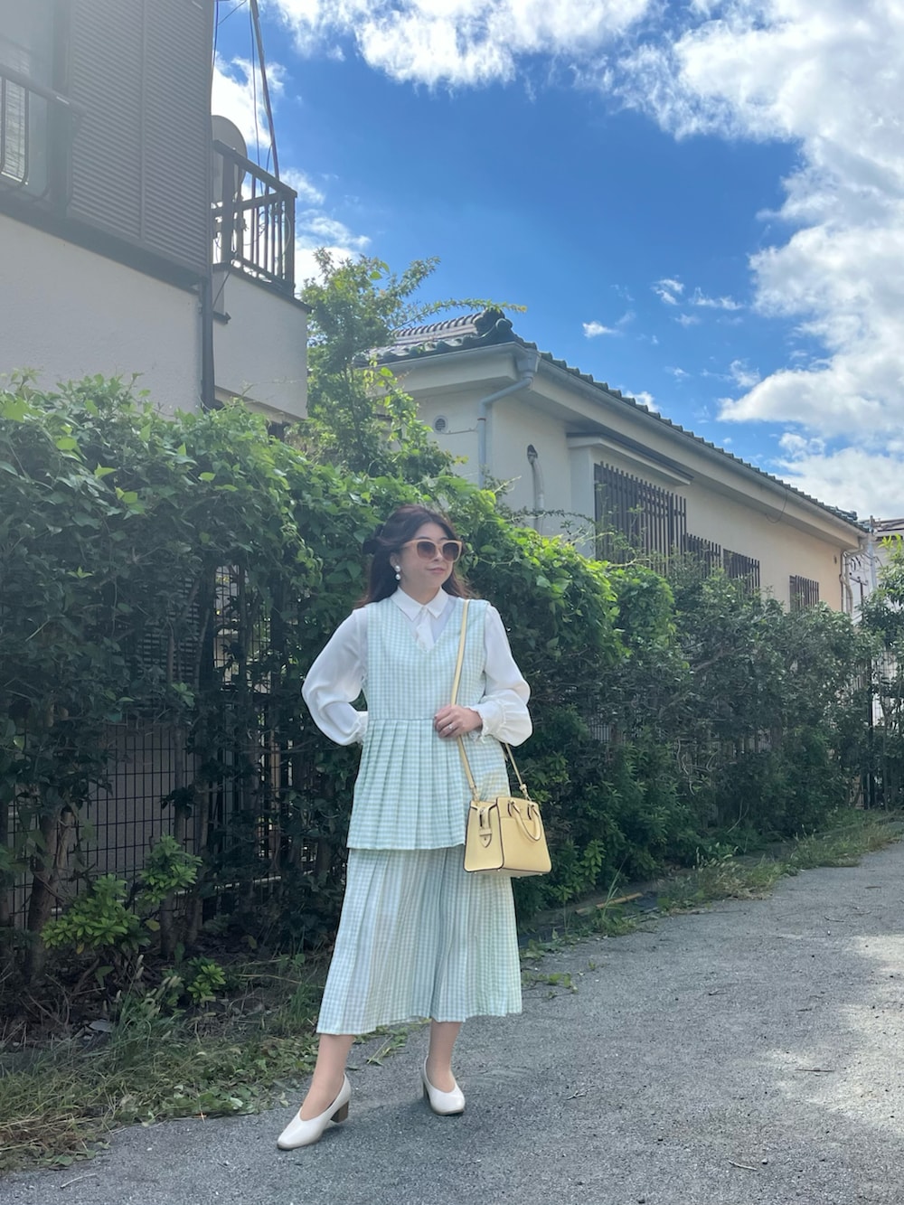 「休日スタイル、秋服、着回しコーデ、秋冬、低身長女子、プチプラコーデ、ラクチンコーデ、ワンピーススタイル、ワンピースコーデ、淡色コーデ、韓国コーデ、ギンガムチェック、プリーツ」｜「NANO universeのLB.03/スカーフヘムデザインブラウス（シャツ/ブラウス、ホワイト系）」を使った、jellyfishkuraさん（レディース・150cm）の秋コーディネートの2枚目の写真