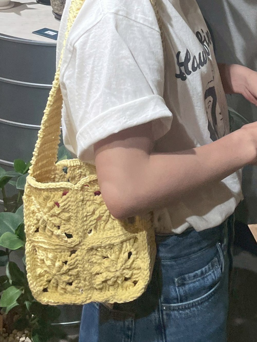 ブラック系のサンダル、ブルー系のデニムパンツを着用したレディースの夏コーディネートの2枚目の写真