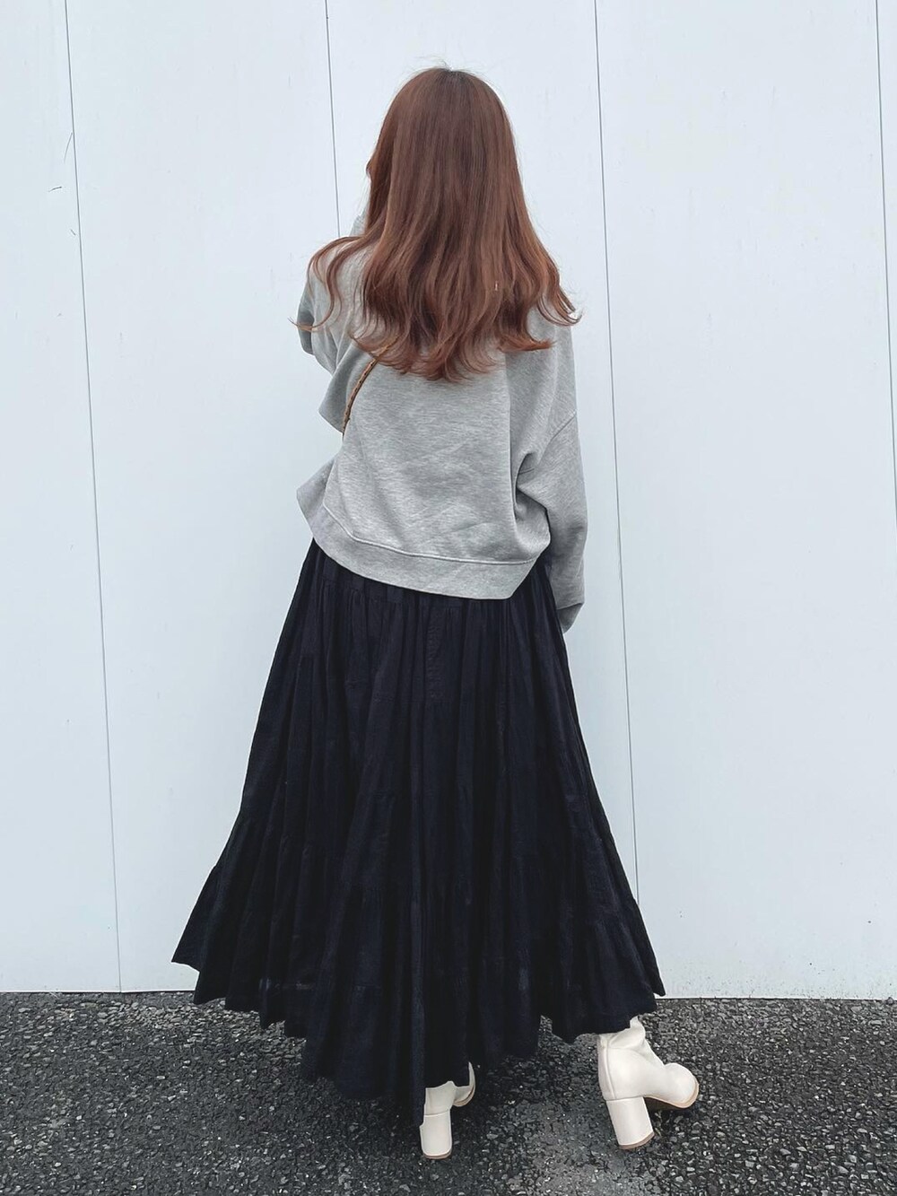 「カジュアルコーデ、モノトーンコーデ、トレーナー、ロングスカート、ゆるコーデ、ショートブーツ、ラフ、シンプル」｜「RAY CASSINのストレッチオブリークブーツ（ブーツ、ベージュ系）」を使った、ayumi🌤さん（レディース・160cm）の春コーディネートの3枚目の写真