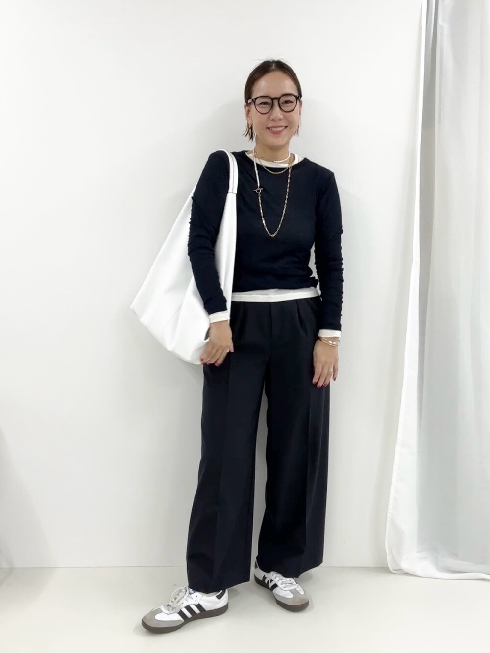 「お出かけコーデ、モノトーン、休日スタイル、シンプルコーデ、スポーツミックス、春ファッション、パンツコーデ、ママファッション」｜「NOLLEY’SのシアークルーネックロンT（Tシャツ/カットソー、ホワイト系）」を使った、nol matsubaさん（レディース・167cm）の冬コーディネートの3枚目の写真