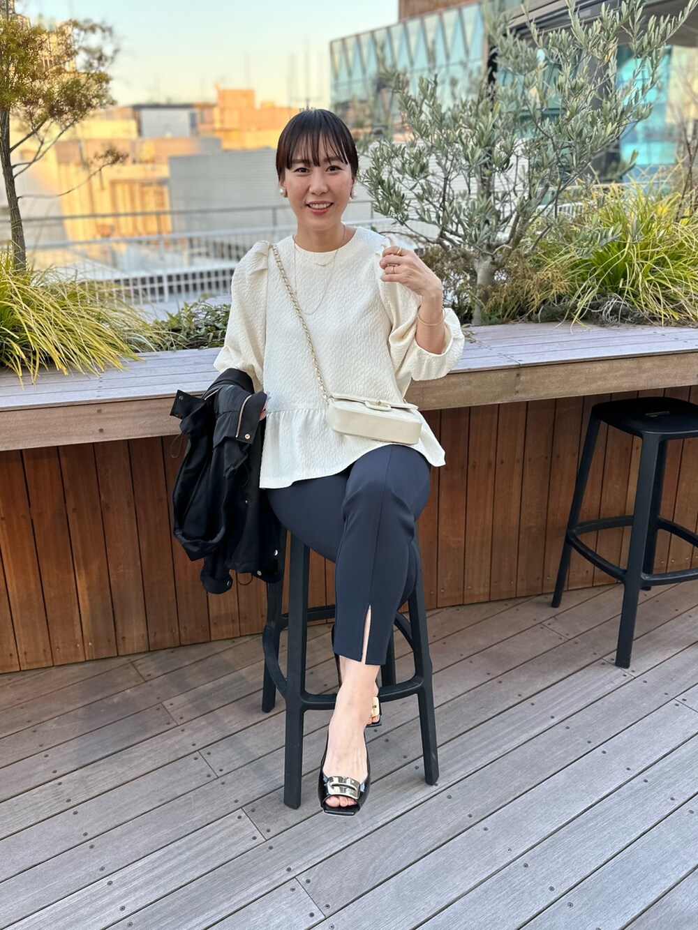 「お出かけコーデ、シンプルスタイル、大人コーデ、大人かわいい、きれいめコーディネート、ママコーデ、ボリューム袖、高身長コーデ」｜「NOLLEY’Sの◇【WEB限定】フクレジャガードペプラムギャザーブラウス（シャツ/ブラウス、ホワイト系）」を使った、nol matsubaさん（レディース・167cm）の春コーディネートの3枚目の写真